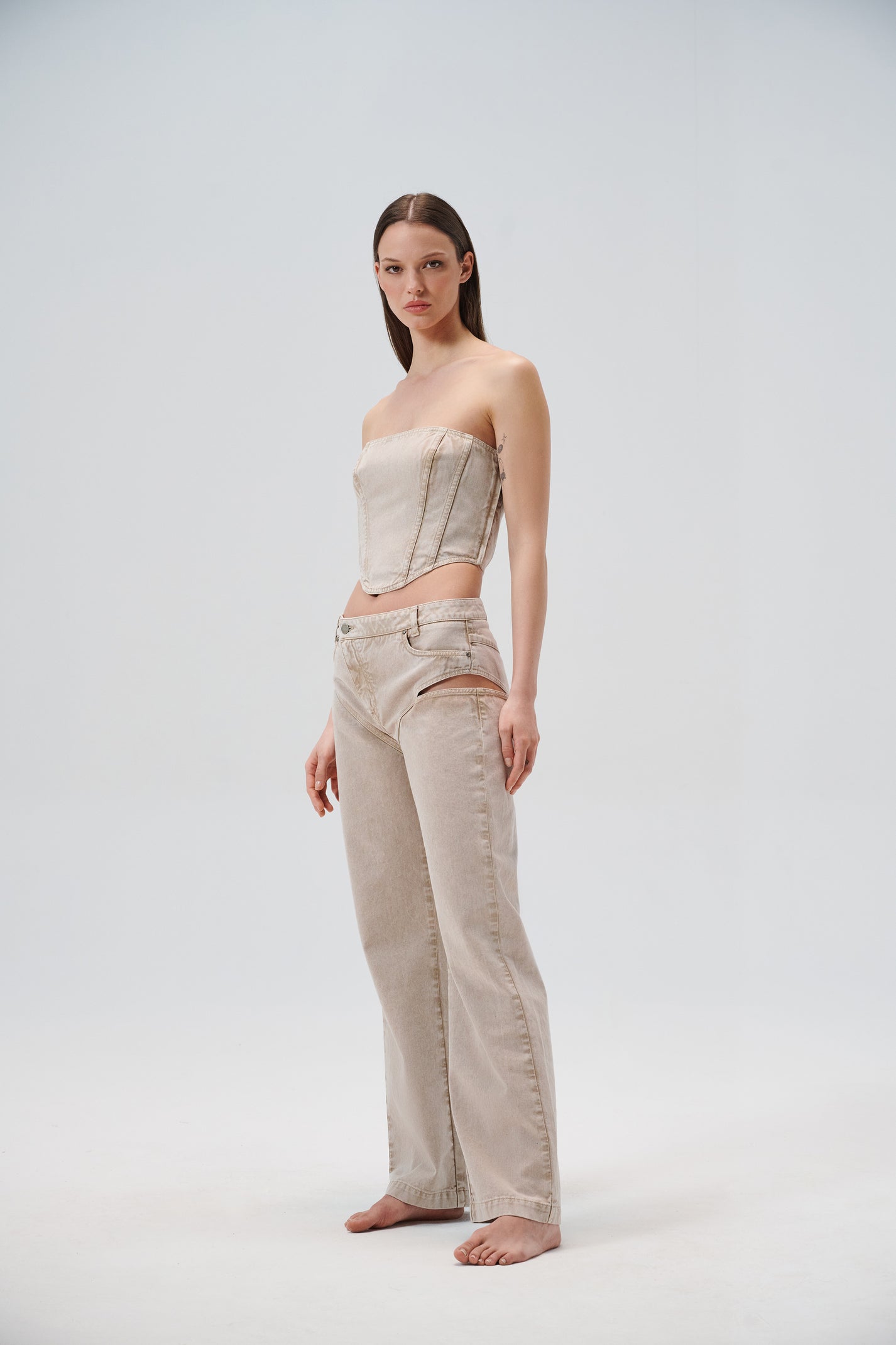 Cut out denim pants in sand - Aerenica